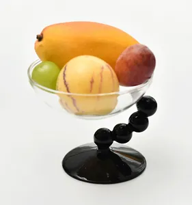Elegante Dessertschale aus Glas mit einzigartigem schwarzen Perlenstiel und frischem Obst