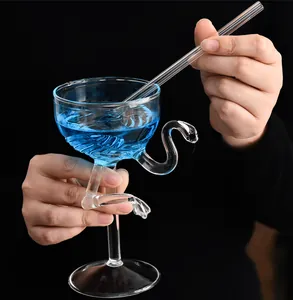 Einzigartiges Cocktailglas in Flamingoform mit elegantem Stiel und Glasstrohhalm.