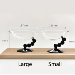 Detailansicht mit Abmessungen der kreativen Glas-Dessertschalen mit Perlenstielen.