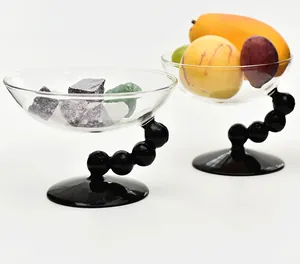 Kreative Dessertschalen aus Glas mit schwarzem Perlenstiel für Obst und kleine Snacks