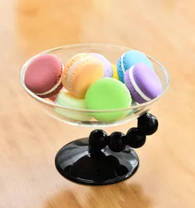 Kreative Glas-Dessertschale mit einzigartigem schwarzen Perlenfuß auf Holztisch