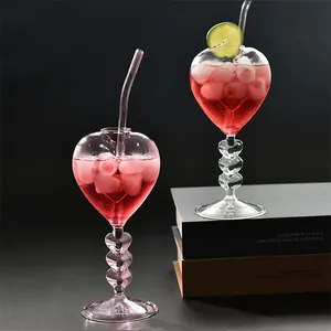 Gedetailleerd overzicht van hartvormige cocktailglazen gevuld met roze drank en ijs