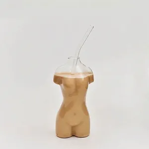 Einzigartiges Kunstglas in Form eines Frauenkörpers mit Kaffee und einem Glasstrohhalm