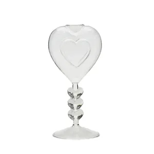 Elegant hartvormig glazen cocktailglas met decoratieve hartjessteel voor in huis