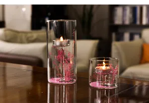 Romantische glazen windlicht set met roze droogbloemen en warm kaarslicht