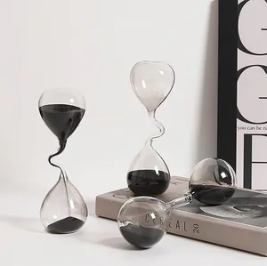 Künstlerische Sanduhr aus Glas mit gewundenem Hals und schwarzem Sand für moderne Büro Deko