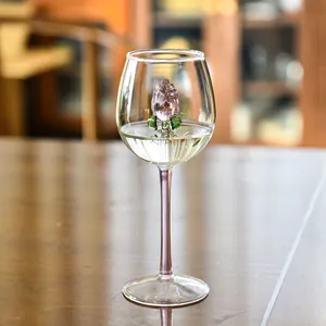 Vista dettagliata della rosa in vetro 3D all'interno di un elegante calice da vino