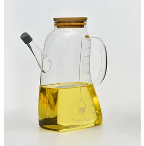 Detailed view of the 1000ml scale on the clear glass oil dispenser bottle with bamboo lid