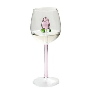 Elegante calice da vino trasparente con scultura interna di rosa e stelo rosa coordinato