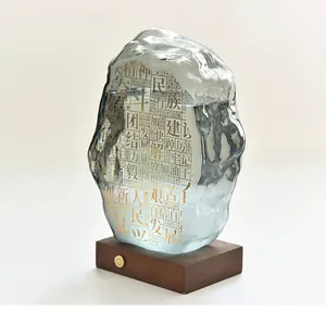 Detail van een rotsvormig stormglas met Chinese kalligrafie op houten voetstuk.
