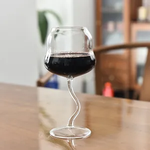 Elegante bicchiere da vino con stelo ondulato unico su un tavolo di legno lucido, trasparente