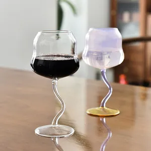 Eleganti calici da vino con stelo ritorto creativo in trasparente e viola per la casa