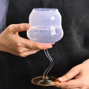 Calice da vino creativo unico con stelo ondulato, finitura opale e base dorata