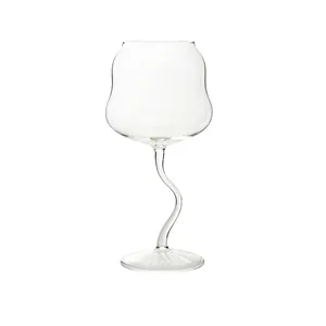 Calice da vino creativo con stelo ondulato e coppa a forma di tulipano su bianco