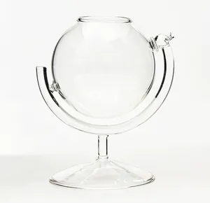 Vista detallada de una copa creativa con forma de globo para cócteles
