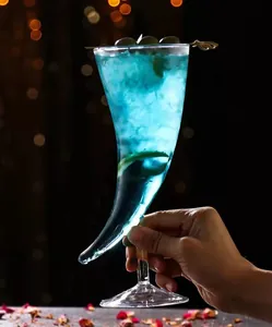 Vue rapprochée d'un verre à cocktail créatif en forme de corne avec boisson bleue