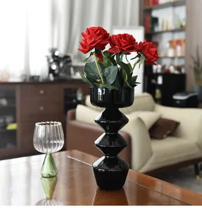 Vaso moderno in vetro nero a bolle con rose rosse per decorazioni domestiche e caffè