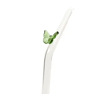 Duurzaam hittebestendig glazen rietje met een sierlijke groene vlinder op wit