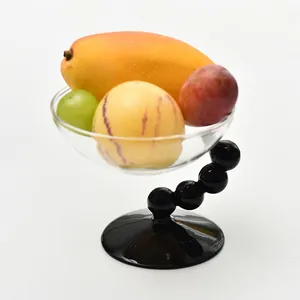 Kreative Glasdessertschale mit einem schwarzen Perlenstiel für frisches Obst und Eis