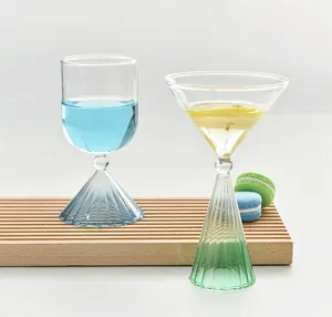 Vasos creativos para cócteles y postres en degradado con un diseño de base plisada