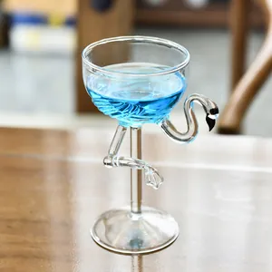 Einzigartiges Cocktailglas in Flamingoform mit klarem Stiel für kreative Getränke und Desserts