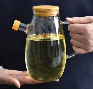 Detailansicht einer Glas-Ölflasche mit deutlicher Skala und natürlichem Bambusdeckel.