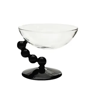 Moderne kreative Dessertschale aus Glas mit einzigartigem schwarzem Perlenstiel auf Weiß