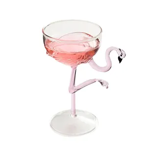 Elegantes, kreatives Cocktailglas in Flamingo-Form für Wein, Desserts und Eiscreme-Servieren.