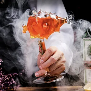 Copa de cóctel martini creativa con forma de pez globo y un gran efecto de humo denso