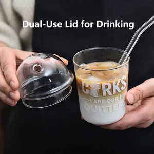 Elegante vaso boba de vidrio en forma de U con tapa de cúpula y pajita para café helado