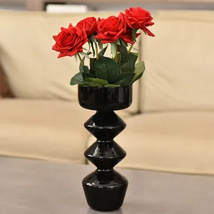 Vaso in vetro nero geometrico minimalista con rose rosse per decorazione casa