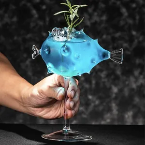 Copa de martini creativa con forma de pez globo para presentaciones de cócteles