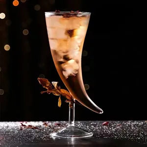 Verre créatif en forme de corne avec cocktail glacé dans un cadre chaleureux