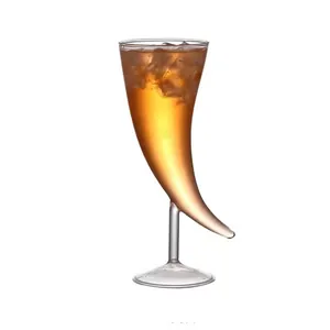 Verre à cocktail en forme de corne unique avec pied élégant pour boissons créatives