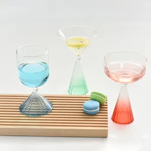 Elegantes copas de postre con degradado de cristal y tallo estriado para cócteles y pudines