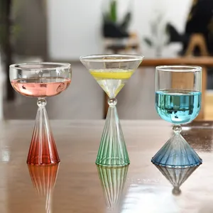 Elegantes vasos de postre creativos degradados y copas de cóctel con base de cono.