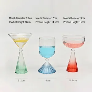 Elegantes copas de postre de cristal degradado con anotaciones de dimensiones claras