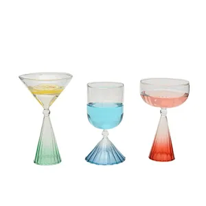 Juego de tres elegantes copas de cristal con degradado para cócteles y postres finos.