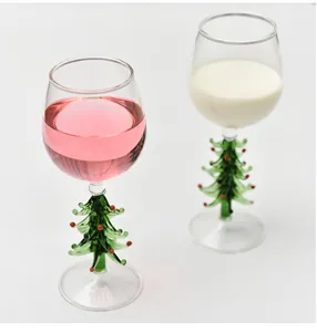 Vue détaillée de verres à vin créatifs avec pied en sapin de Noël et boissons festives
