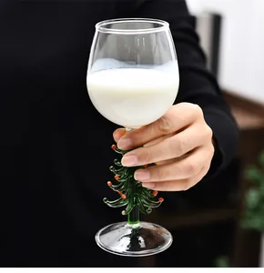 Détail du pied en forme de sapin de Noël sur un verre à vin festif de haute qualité