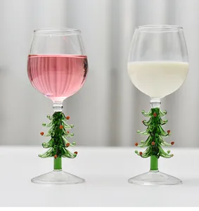 Détail d'un verre à vin festif avec un pied créatif en forme de sapin de Noël vert