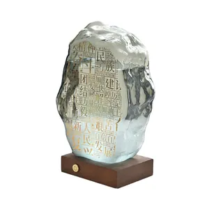 Rotsvormig stormglas met Chinese gravure op donkere houten voetstuk