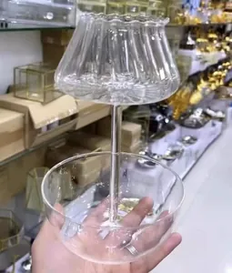 Primo piano dettagliato di un candeliere in vetro europeo con design a livelli unico.