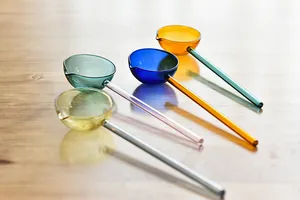Bunte hitzebeständige Glaslöffel für Desserts mit langem Griff und Ausgussdetail