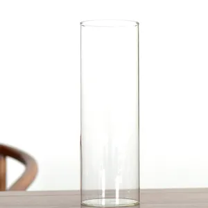 Vase cylindrique en verre transparent haut et minimaliste pour grands bouquets de fleurs.