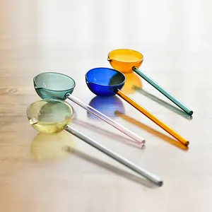 Elegantes Set aus vier bunten hitzebeständigen Glaslöffeln für Kaffee und Desserts