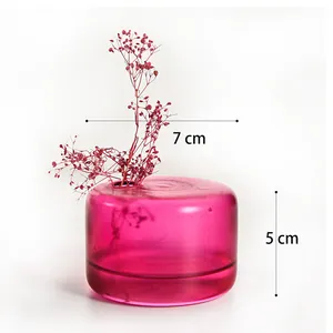Vaso in vetro rosa traslucido minimalista 7x5 cm perfetto per decorazione da tavolo.