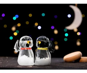 Vue détaillée des bouteilles de tempête en forme de chat mignon avec des ailes