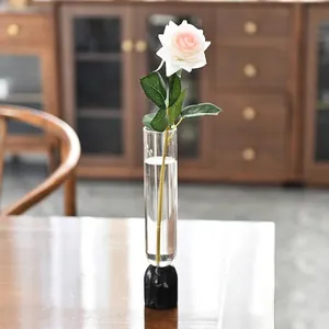 Elegante jarrón de cristal alto minimalista nórdico con base de mármol decorativo