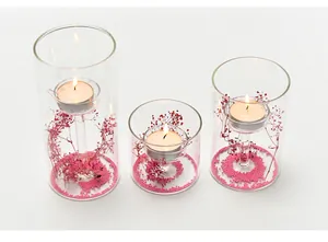 Set van drie cilindrische glazen windlichten met roze kralen en gedroogde bloemen